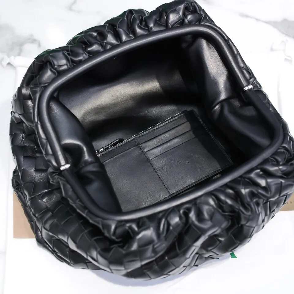 🔥🔥The counterattack of the popular Bottega Veneta started with this series of cloud bags, which went viral in the fashion circle and started a craze! Out of stock, out of stock, out of stock... One piece is hard to find, super hard to buy, regardless of age, season, or occasion. Very classy. Really, if you carry this on the road, it will turn heads! This is also the reason why this series is so expensive. Large size: 38*20*8.5cm [Big Cloud Weave] Black